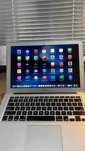 Macbook Air 13inch laptop ringan buat kerja kuliah
