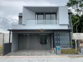 RUMAH SIAP HUNI 2 LANTAI DI MLATI DEKAT JCM
