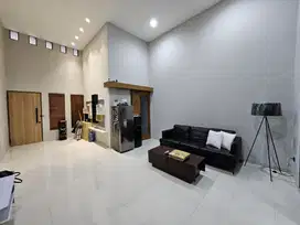 RUMAH CANTIK HARGA MURAH DI LOKASI STRATEGIS TAMAN HOLIS