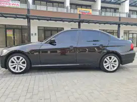 BMW 320i HITAM 2011