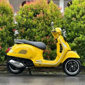 Piaggio Vespa GTS 150 4V IGET ABS LED FACELIFT TAHUN 2019 warna Kuning