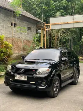 Toyota Fortuner trd 2015 disel matic solar diesel vnt pajero reborn