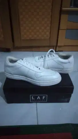 Sepatu dan baju baru
