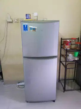 Kulkas 2 pintu Aqua Normal