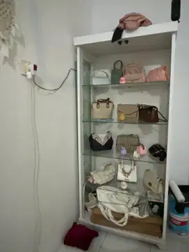 Lemari tas 2 pintu kaca