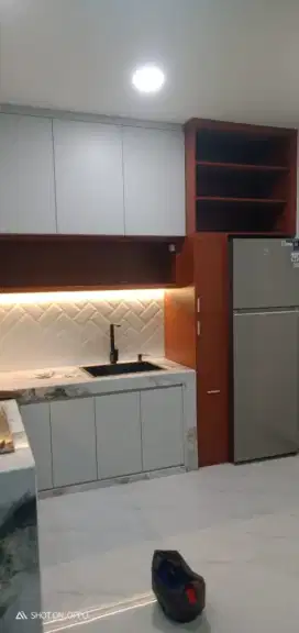 Lemari dapur berbahan multiplek finish HPL