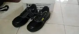 Sepatu safety merk KPR size 41 (Baru/new)