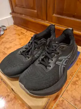 Sepatu Asics Novablast 4 Hitam Size 43.5