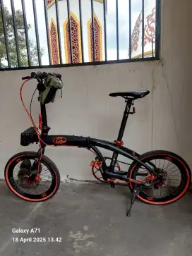 Sepeda lipat pacifik spesial edisi betmen