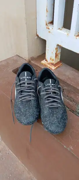 Sepatu bola Lycan Ukuran 37