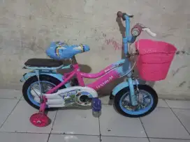 SEPEDA ANAK CEWEK UKURAN 12 PLUS RODA BANTU BONCENGAN KERANJANG KOKOH