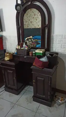 Meja Rias Kayu dengan Cermin
