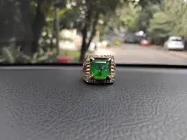 Cincin Batu zambrud unik ada bercak mirip wanita duduk