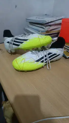 SEPATU BOLA MERK SPECS REBORN DAN ADIDAS
