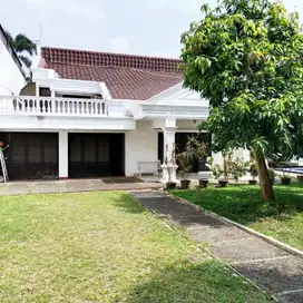 Rumah Taman Cilandak Dengan Swimming Pool
