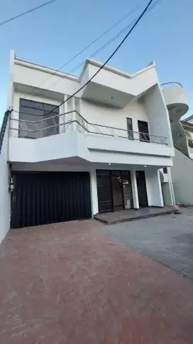 DISEWAKAN RUMAH MEGAH BISA DIBUAT KOMERSIAL DI RAYA DHARMAHUSADA