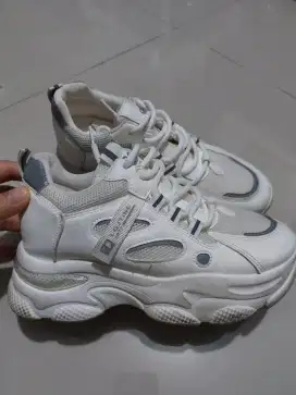 sepatu fashion putih