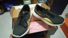 sepatu sekolah olahraga
