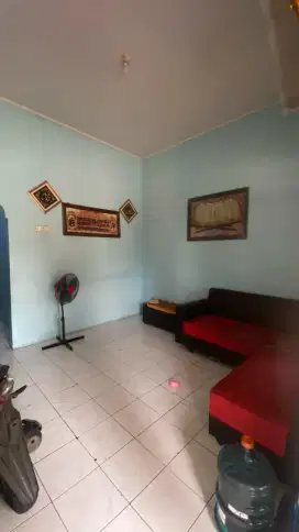 Rumah samping pasar laris