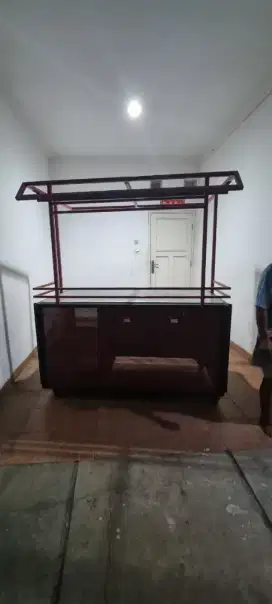 Gerobak plat besi
.. 4 roda hidup (bisa kunci)