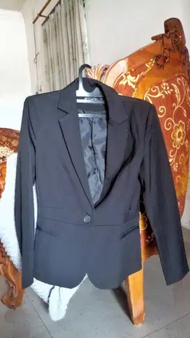 Blazer hitam, ukuran M