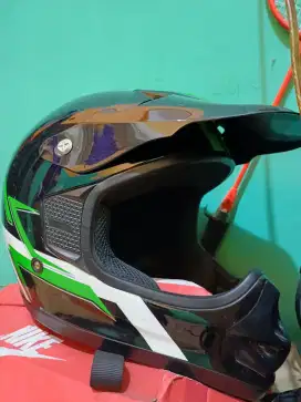 Helm trail ukuran L