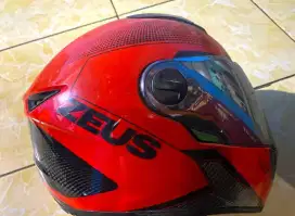 Helm Zeus sesuai foto ya