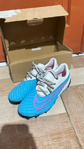Sepatu bola nike