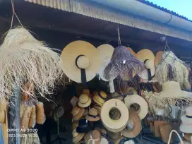 Di cari karyawati, jaga toko topi di krobokan Dari jam 8:30 - 18:00.