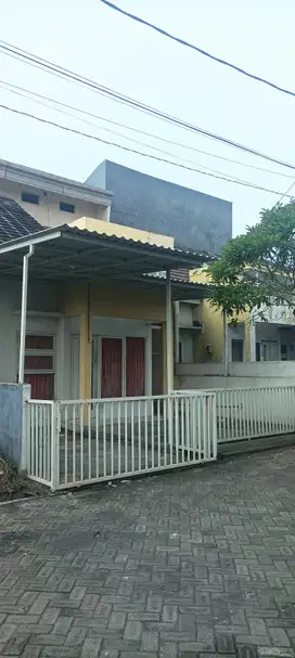 Rumah di Waru 1  1/2 lantai, lokasi bagus, nyaman, one gate system
