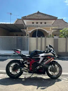 Kawasaki ZX25R ABS QS 2020 Low KM (1,700) slow going