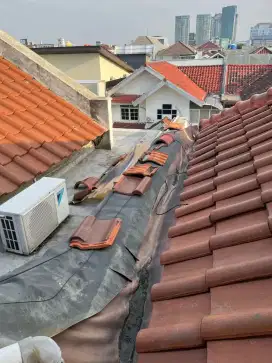 Jasa perbaikan atap bocor renovasi rumah dak rembes talangbocor flapon