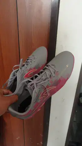 Sepatu bola atau mini soccer baru