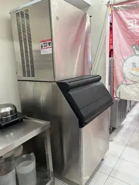 Mesin pembuat es batu