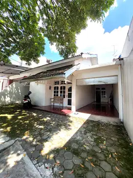 Rumah Klasik Strategis di Jalan Baru Mulungan