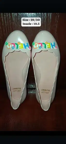 Sepatu anak perempuan