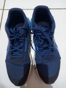 Sepatu running size 44