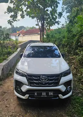 Toyota Fortuner Gr 2.4 AT 2021