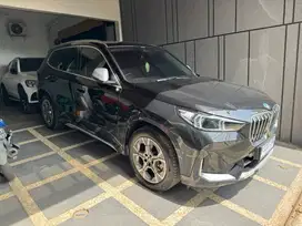 BMW X1 2023 HITAM