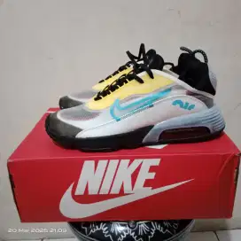 Sepatu Nike airmata 2090 size 42 & 43 kondisi baru harga 415.000 nego