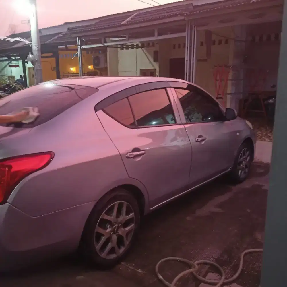 Di jual mobil Almera 2013