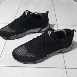 Sepatu running olahraga hitam size 43 ⅓ (27)