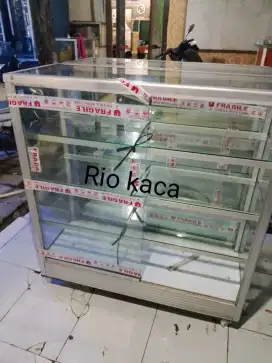 Etalase bekas rekondisi sebagian pakai bahan baru