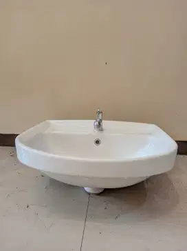 Wastafel toto cuci tangan