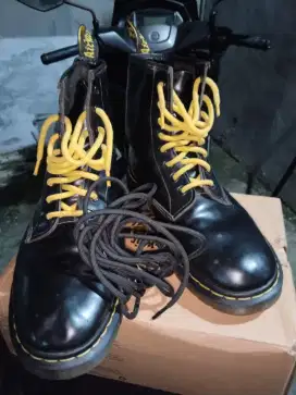 Sepatu Dr Martens ukuran 42. Original dan mulus