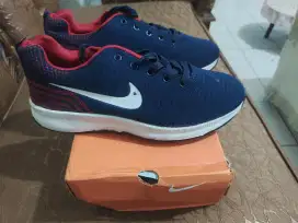 Sepatu running size 43