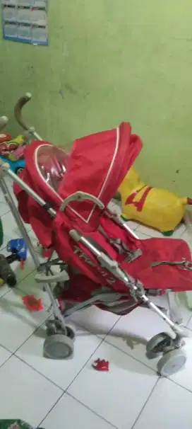 Stroller bayi warna merah