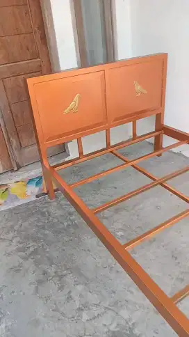 Ranjang besi sesuai permintaan