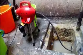 Tukang pipa ledeng dan saluran air