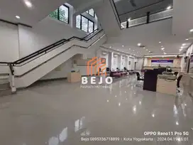 DISEWAKAN GEDUNG KOMERSIL 3 LANTAI DEKAT TUGU